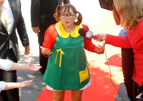 Chiquinha, de "Chaves", chega de limousine para gravar programa no Brasil